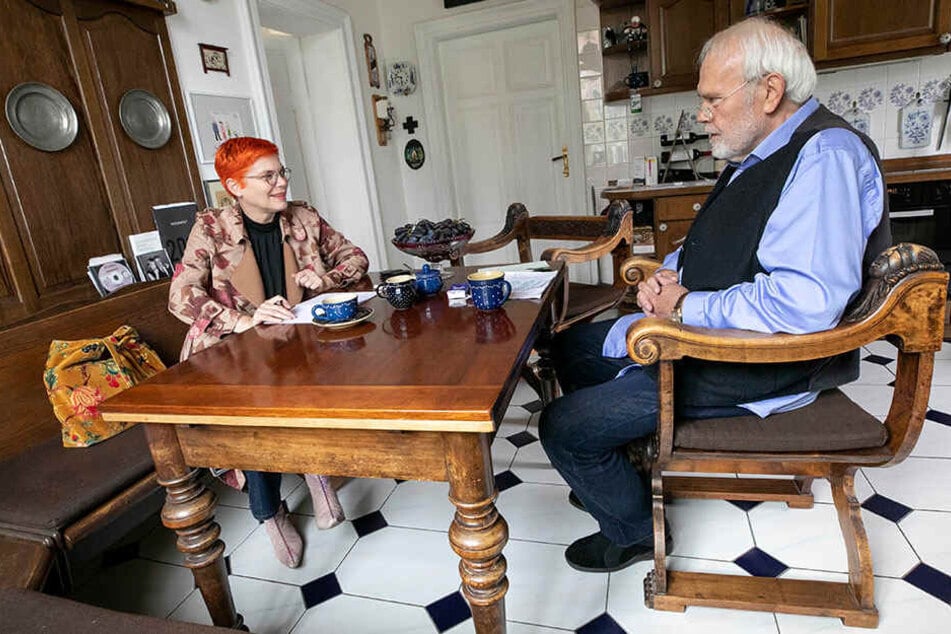 TAG24-Reporterin Katrin Koch plaudert in der Küche mit Gunther Emmerlich. Der TV-Star bewohnt nur noch das Untergeschoss seiner Villa, obendrüber zog Sohn Johannes mit Familie ein.
