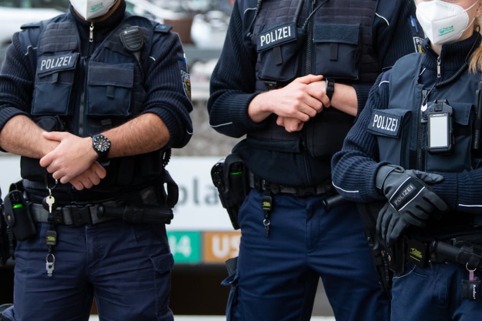 Die Beamten konnten beobachten, wie drei Partygäste vom Balkon sprangen. (Symbolbild)