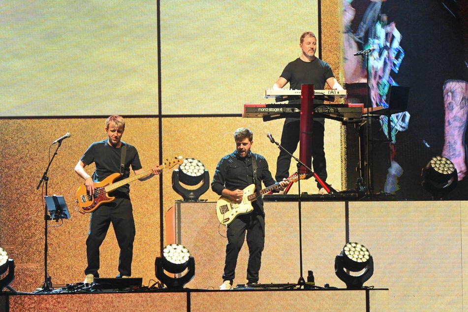 Ott trat zusammen mit ihrer fünfköpfigen Band auf.