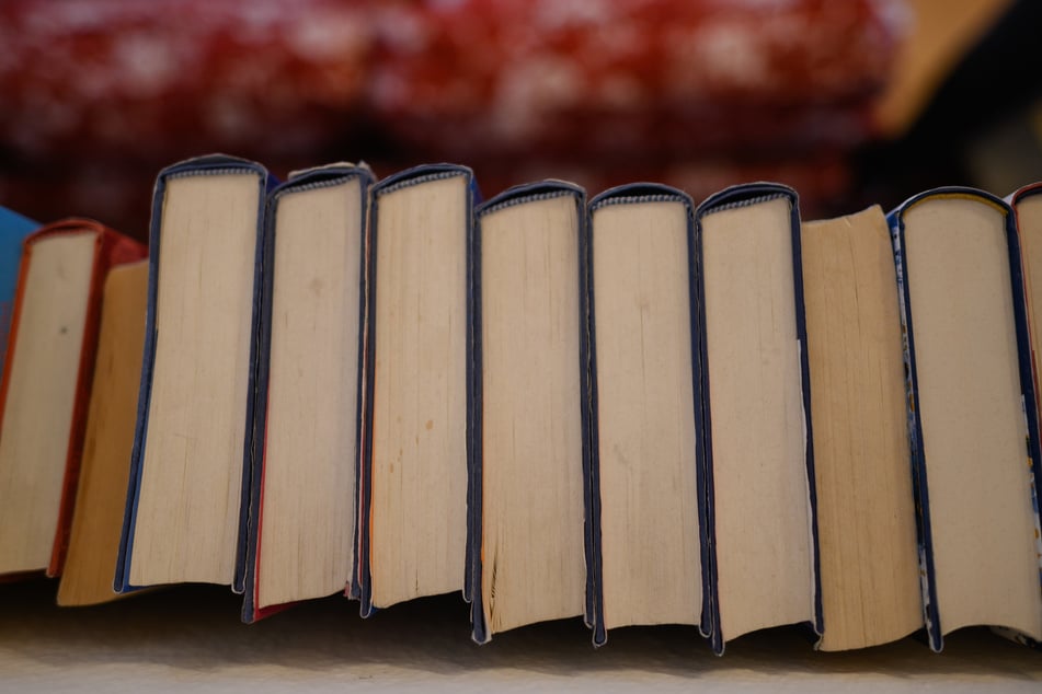 Wegen eines Millionen-Betrugs mit Büchern fanden in Berlin und Brandenburg am Donnerstagmorgen Razzien statt. (Symbolbild)