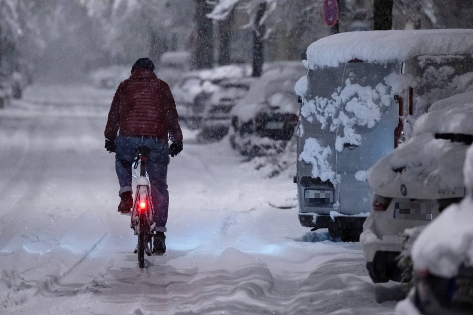 Flotter ohne Motor: Die winterlichen Verhältnisse bremsen auf Bayerns Straßen ordentlich den Verkehr aus.