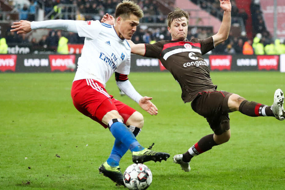 Gotoku Sakai (links) und Richard Neudecker kämpfen um einen Ball. (Archivbild)