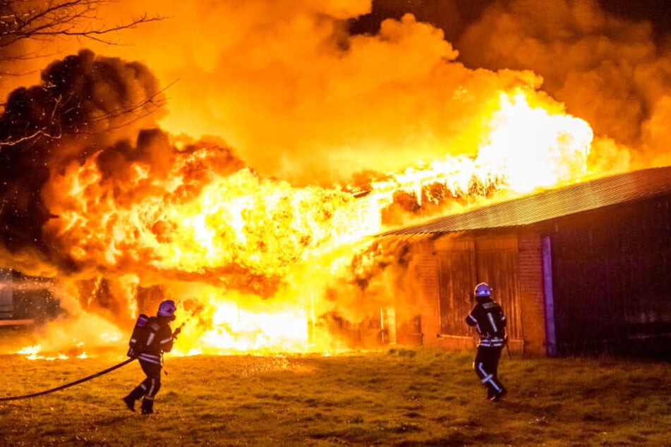 Die Feuerwehr bekämpft die Flammen.