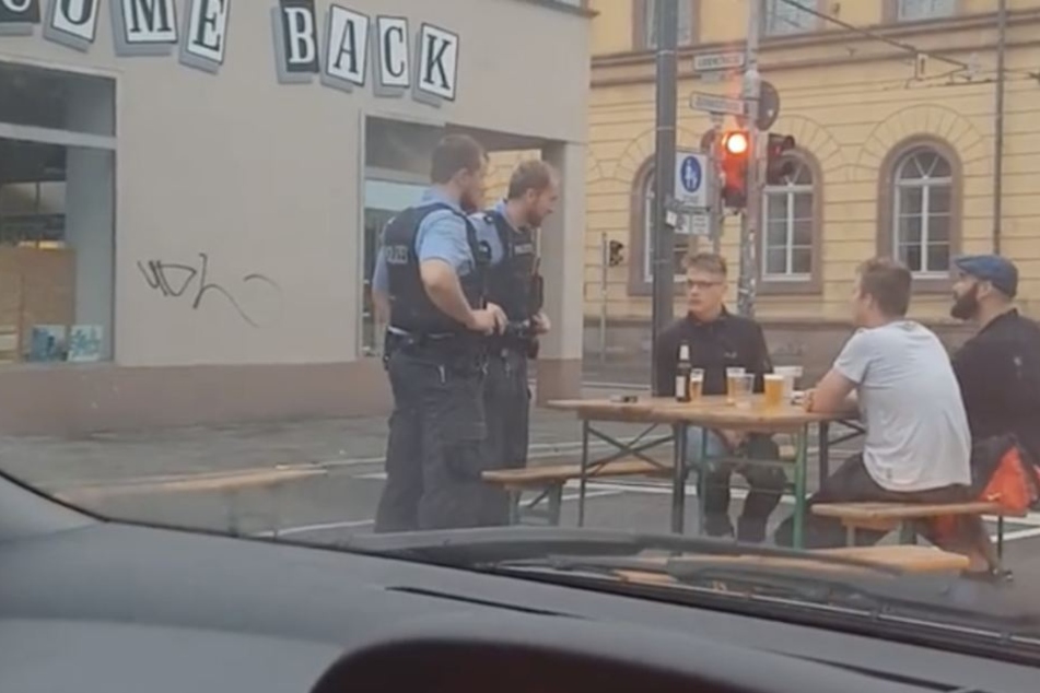 Die drei Bier-Fans blockierten mit ihrer Festzelt-Garnitur zwei Fahrstreifen der Luisenstraße.