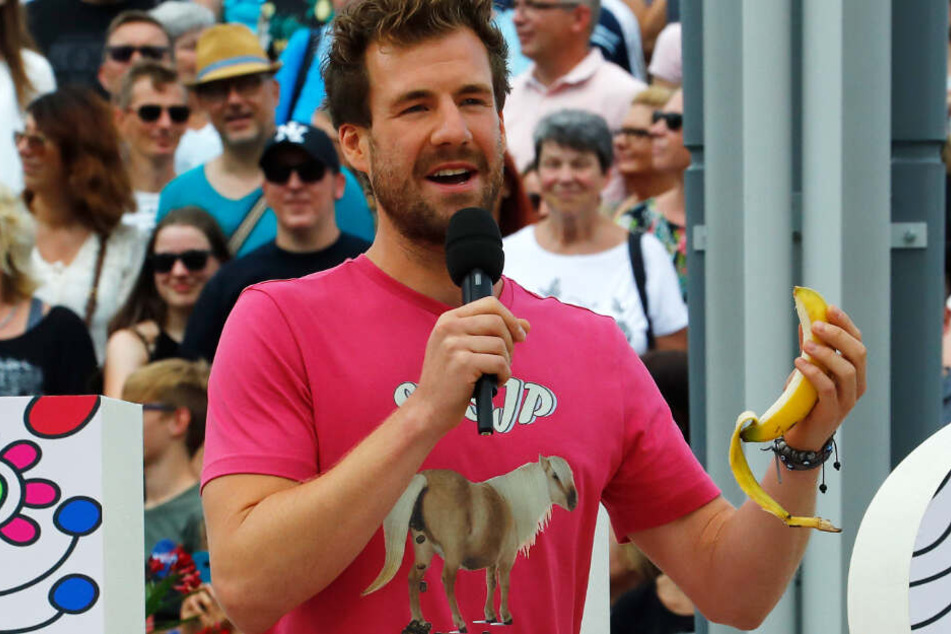 Bei seinem Fernsehgarten-Auftritt blödelte Luke Mockridge unter Anderem mit einer Banane herum.