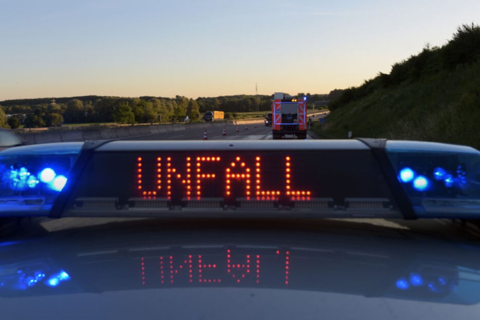 Der Mann war laut Polizei betrunken und kam alleinbeteiligt von der Fahrbahn ab. (Symbolbild)