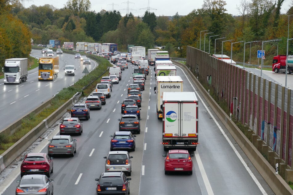 Nach dem Unfall benötigten Autofahrer auf der A3 Richtung Köln am Dienstagmorgen Geduld - es bildete sich ein langer Stau.