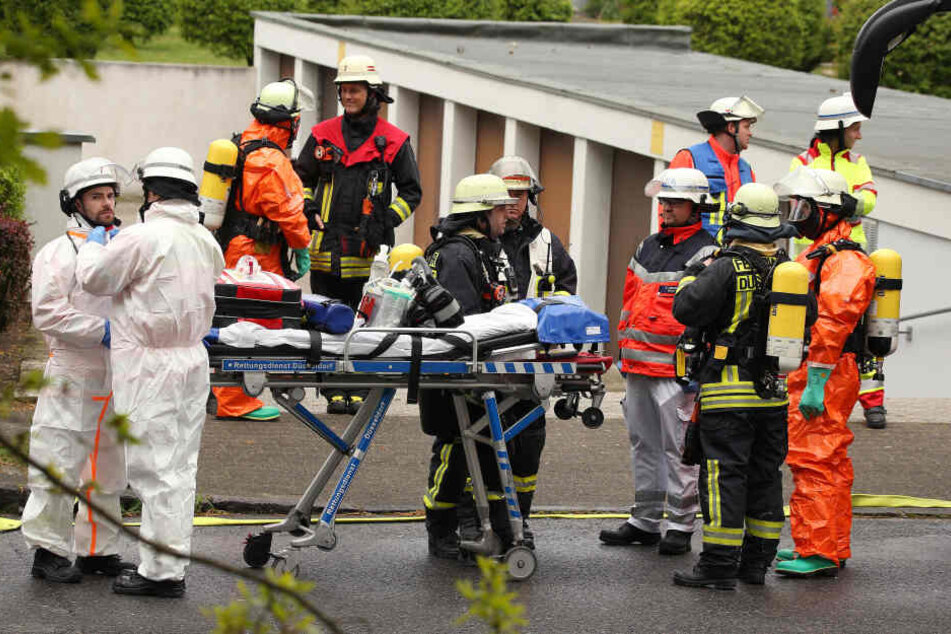 Rettungskräfte stehen vor dem Haus in Düsseldorf.