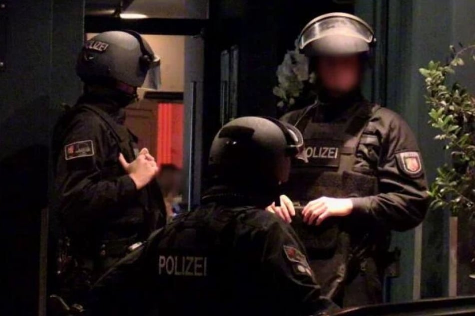 Einheiten vor der "Nachtresidenz" in Düsseldorf in der Nacht zu Sonntag.