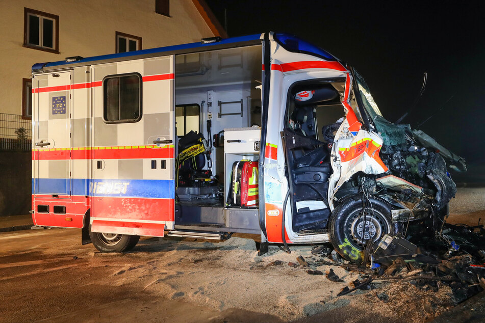 Betrunkener Fahrer kracht in Rettungswagen! Zwei Sanitäter schwer verletzt