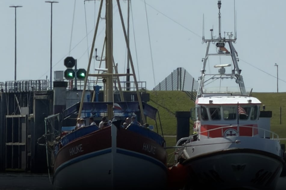 Großer Schreck für 50 Passagiere an Bord: Ehemaliger Krabbenkutter droht, abzutreiben