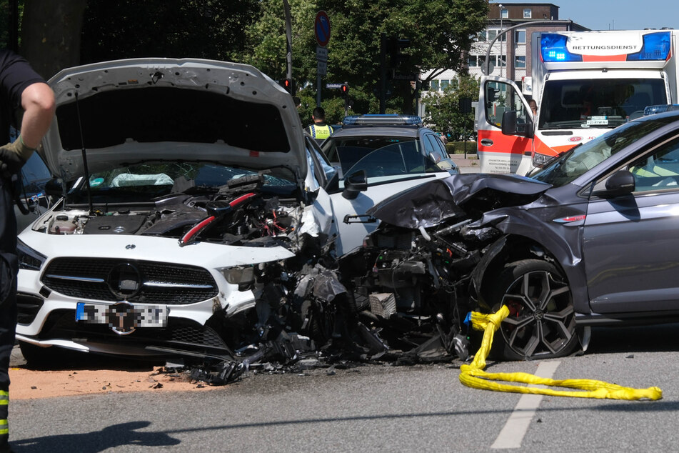 In Hamburg sind am heutigen Dienstag mehrere Fahrzeuge miteinander kollidiert. Dabei wurden fünf Menschen verletzt.