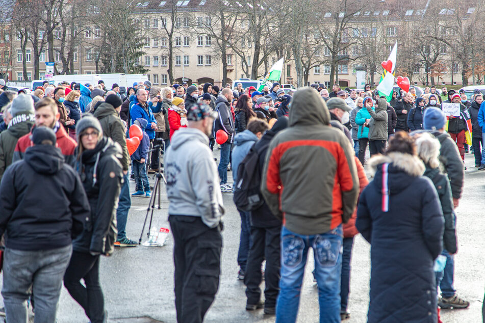 In Zwickau versammelten sich Hunderte Menschen. Sie demonstrierten gegen die Corona-Maßnahmen.