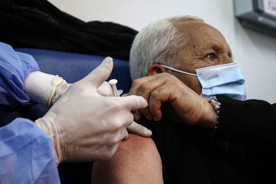 Ein Mann im argentinischen Blida erhält eine Dosis des russischen Corona-Impfstoffs "Sputnik V" in einer Klinik.