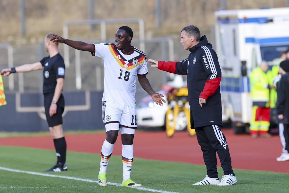 Durch seine Auftritte in der "U20" – wie am Donnerstag gegen Tschechien – stellt sich Kofi Amoako (l.) natürlich ins Schaufenster der Bundesliga.