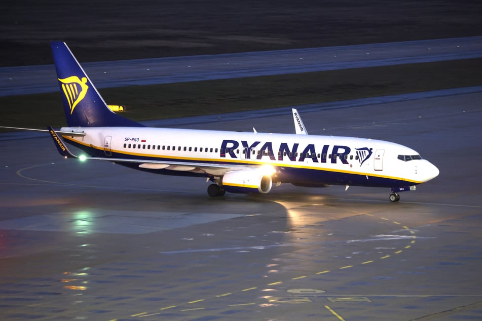 Eine angetrunkene Reisegruppe sorgte kurz vor dem Abflug einer Ryanair-Maschine für Ärger. (Symbolfoto)