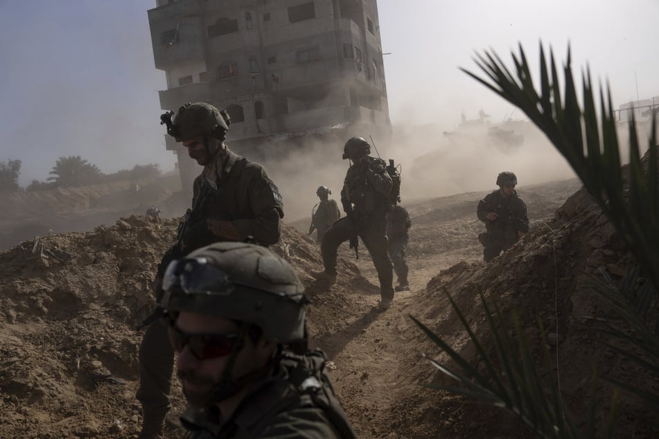 Israelische Soldaten gehen während einer Bodenoperation in Chan Juni in Stellung.
