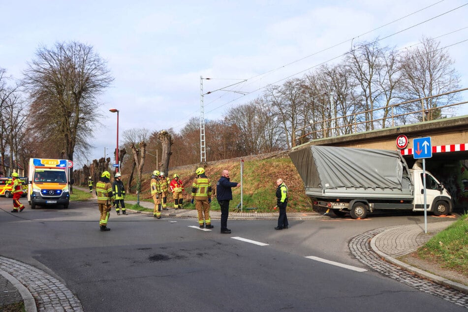 Der Transporter ist aufgrund der zu geringen Durchfahrtshöhe unter der Brücke stecken geblieben.