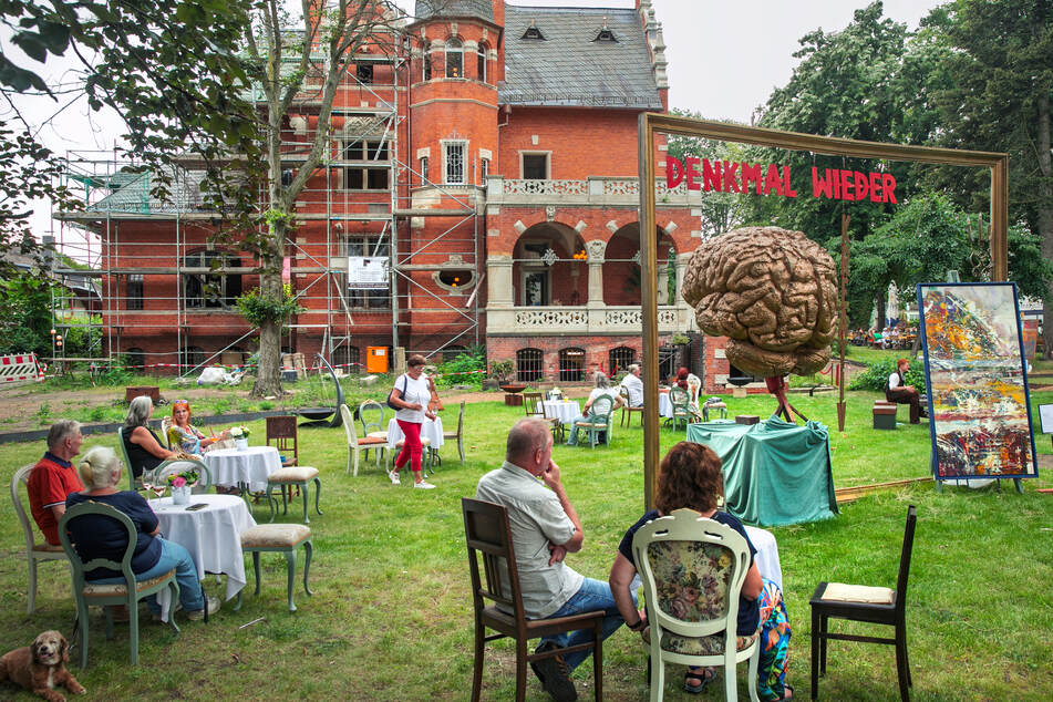 Im Park der Villa Kolbe ließen sich Gäste zwischen XXL-Bildern, Imbiss und Bühne nieder.