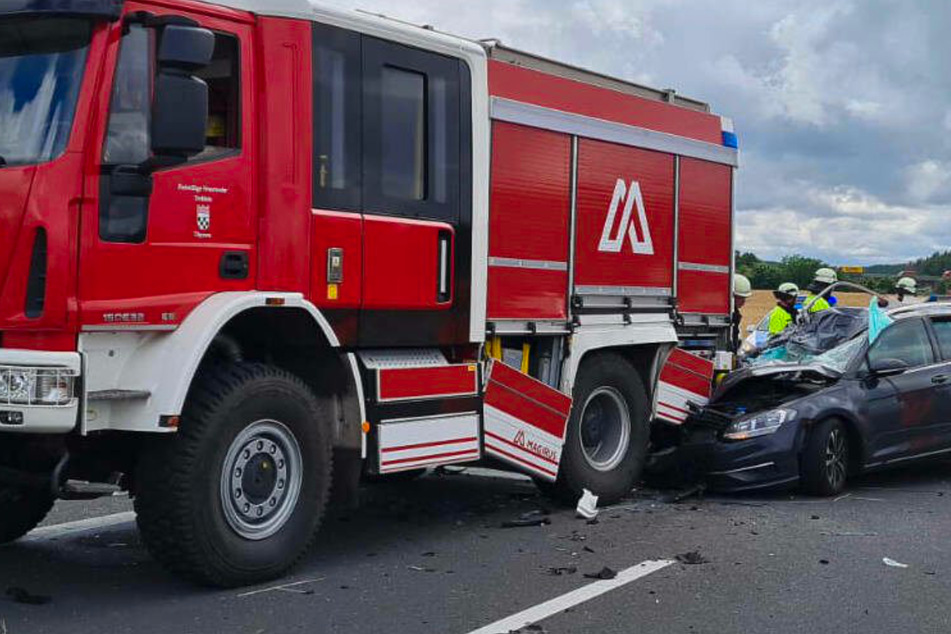 Schwerer Doppelunfall auf B101: VW Passat kracht in Löschfahrzeug
