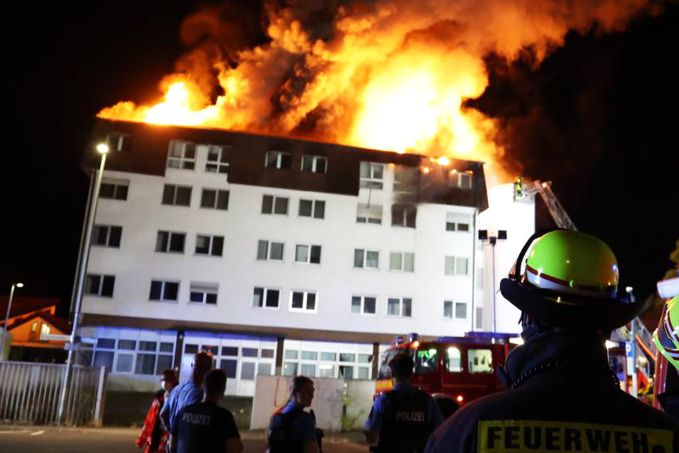 Das frühere "Posthotel" in Großkrotzenburg bei Hanau brannte in der Nacht zu Mittwoch lichterloh.