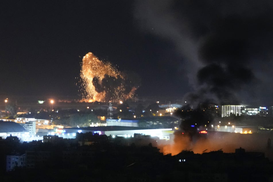 Rauch und Feuer steigen nach israelischen Luftangriffen Stadtteil Dahieh auf.