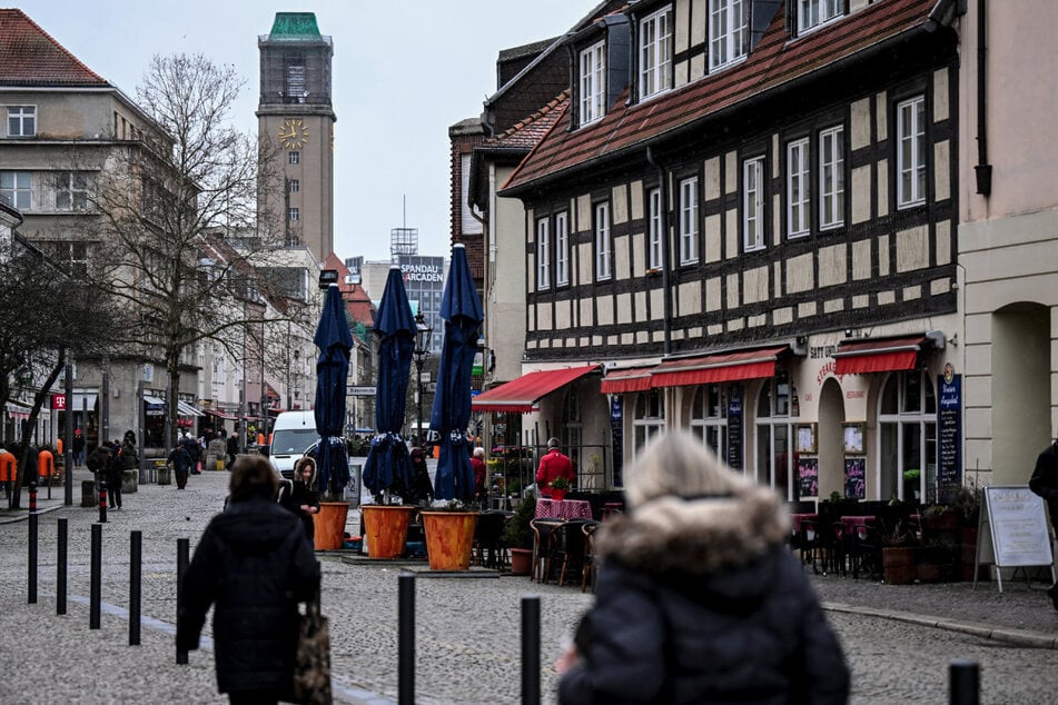 In der Altstadt Spandau in Berlin blieb eine Frau am heutigen Samstag in einem Aufzug stecken. (Symbolbild)