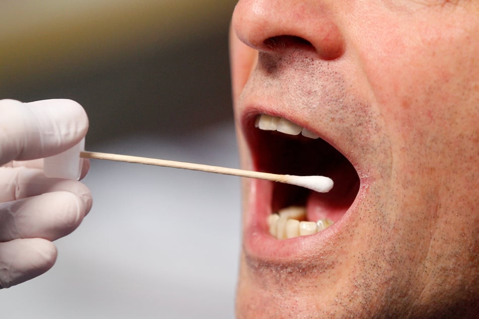 Rund 120 Personen werden mehr als 20 Jahren nach dem Mord an einem Barkeeper in NRW noch einmal zum DNA-Test gebeten. (Symbolbild)