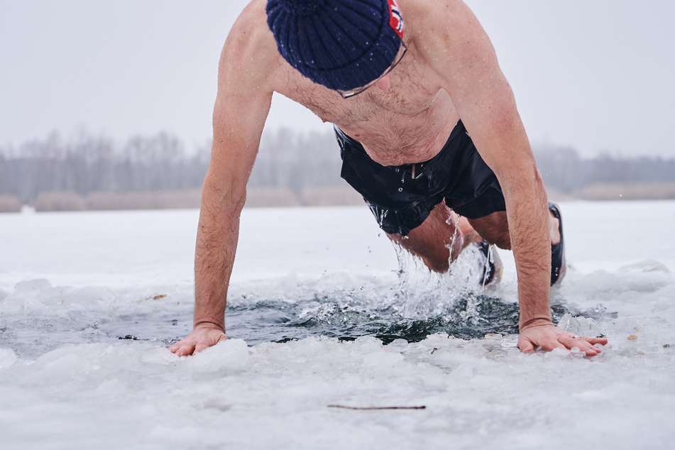 30 Sekunden können schon viel sein: Beim Eisbaden ist es ein Muss, auf die Signale des eigenen Körpers zu hören. (Archivbild)