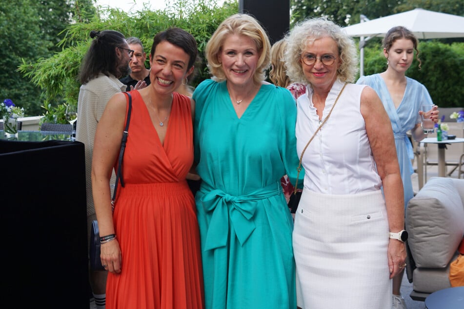 Die drei Ladys des Abends: Julia Wöhlke von der Budnianer Hilfe (v.l.n.r.), Moderatorin Anke Harnack und Sabine Hobusch, Geschäftsführerin der Spielbank Hamburg.