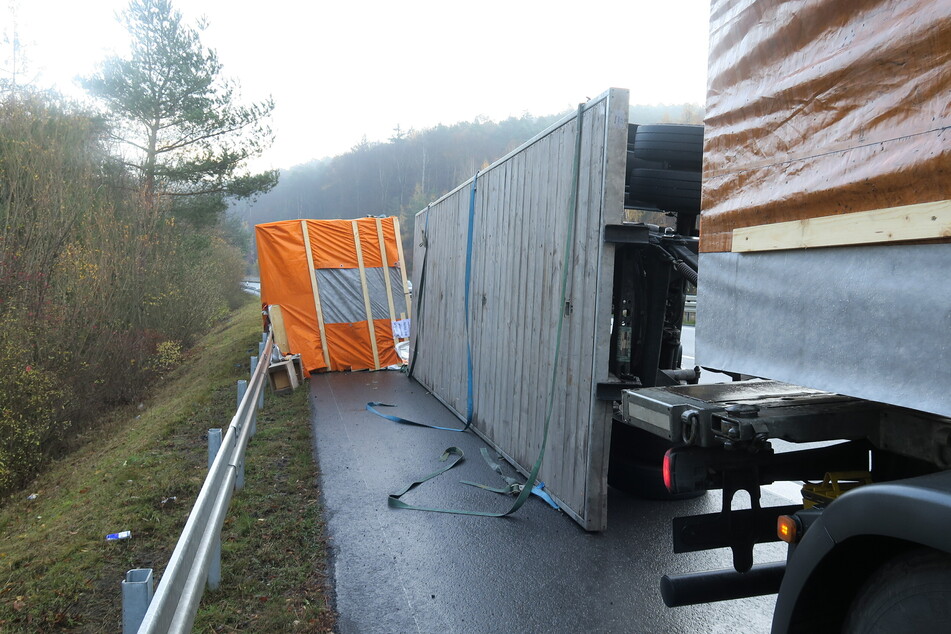 Der Anhänger stürzte am Montag aus ungeklärten Gründen nahe Cölbe nach rechts auf den Seitenstreifen.