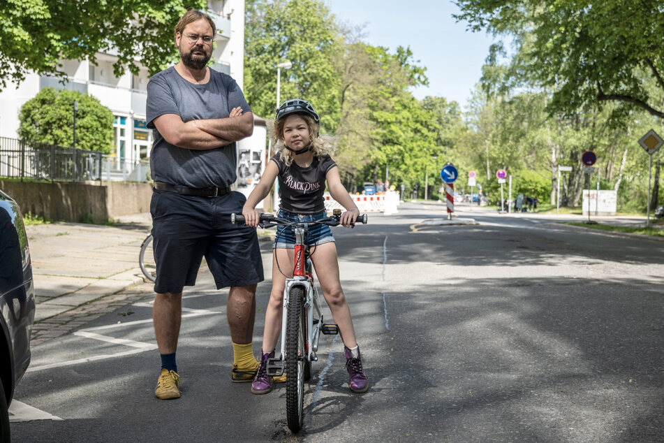 Hier ist der Unfall passiert: Franz Knoppe (42) und Tochter Juno (9) in der Promenadenstraße.
