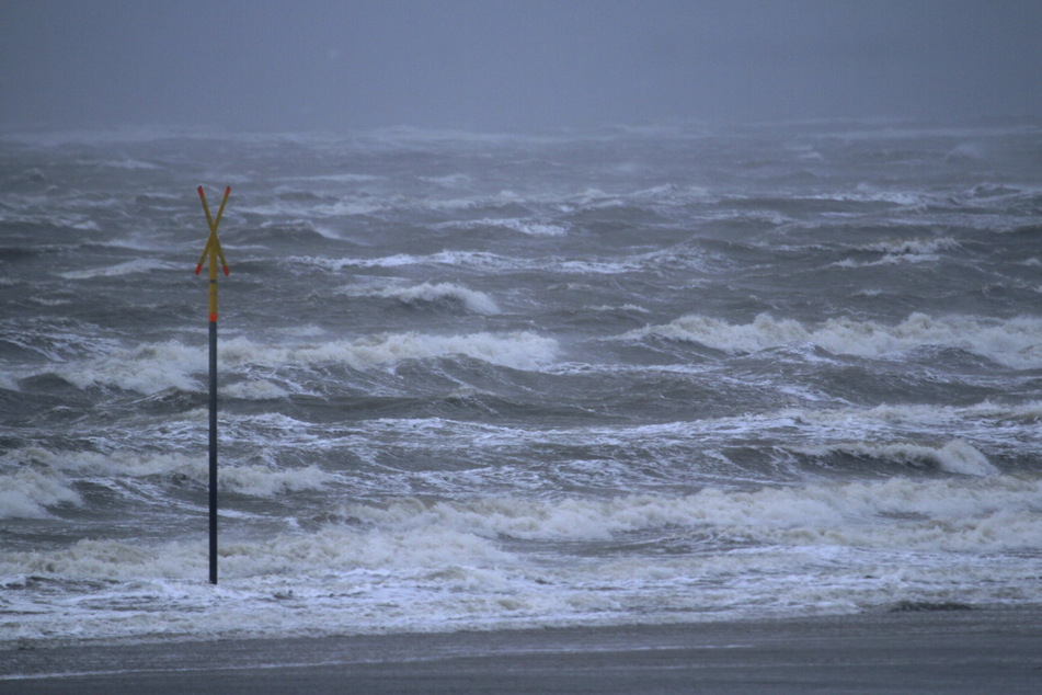 Auf der Insel Nordeney türmte der Sturm die Wellen hoch auf.