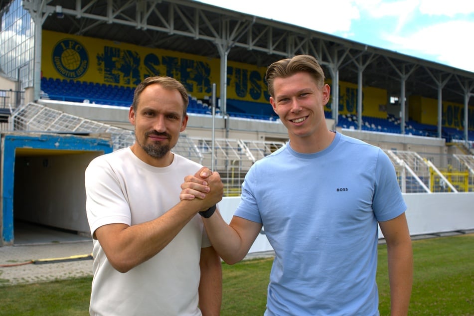 Lok Leipzigs Sportchef Toni Wachsmuth (39, l.) kann mit Felix Daffner (19) den ersten Neuzugang präsentieren.