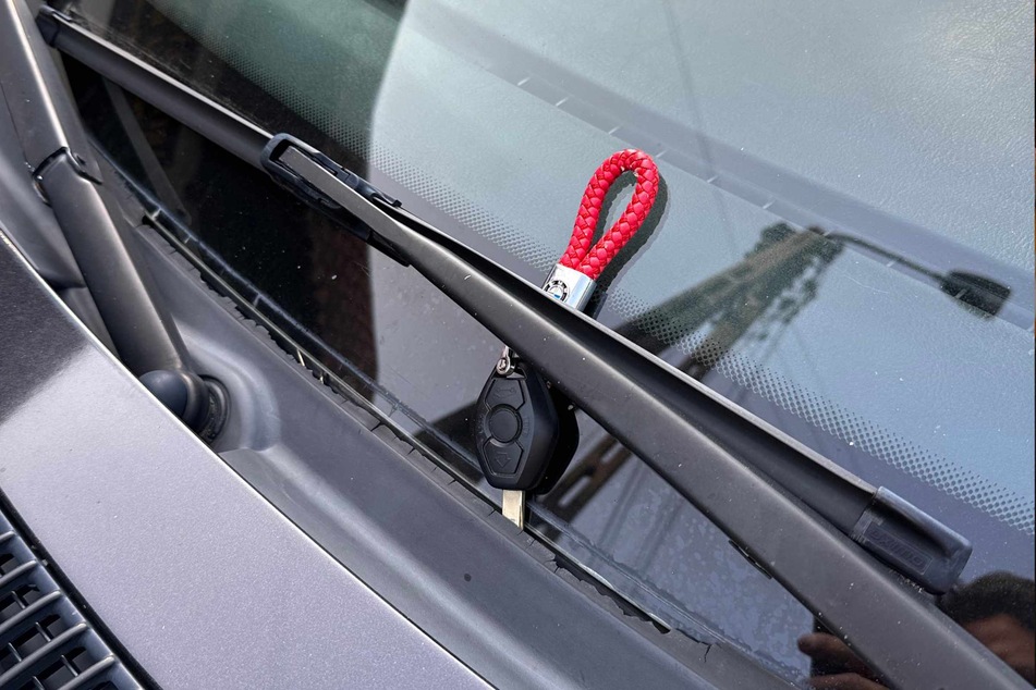 Der Finder des Autoschlüssels nutzte die Situation nicht aus. Im Gegenteil! Er klemmte den Schlüssel hinter den Scheibenwischer.