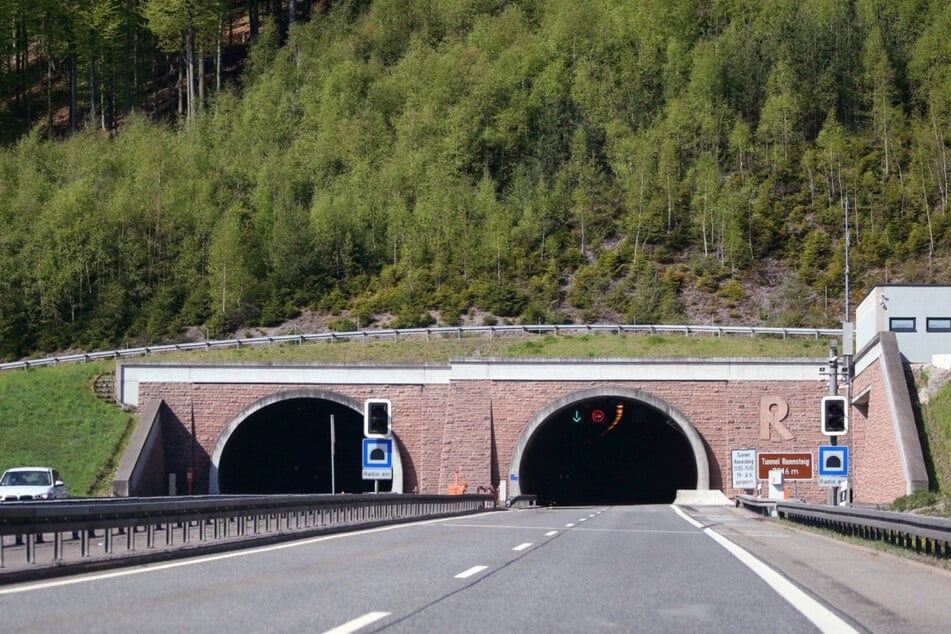 Wegen Wartungsarbeiten wird unter anderem eine Röhre des Rennsteigtunnels für zwei Nächte gesperrt.