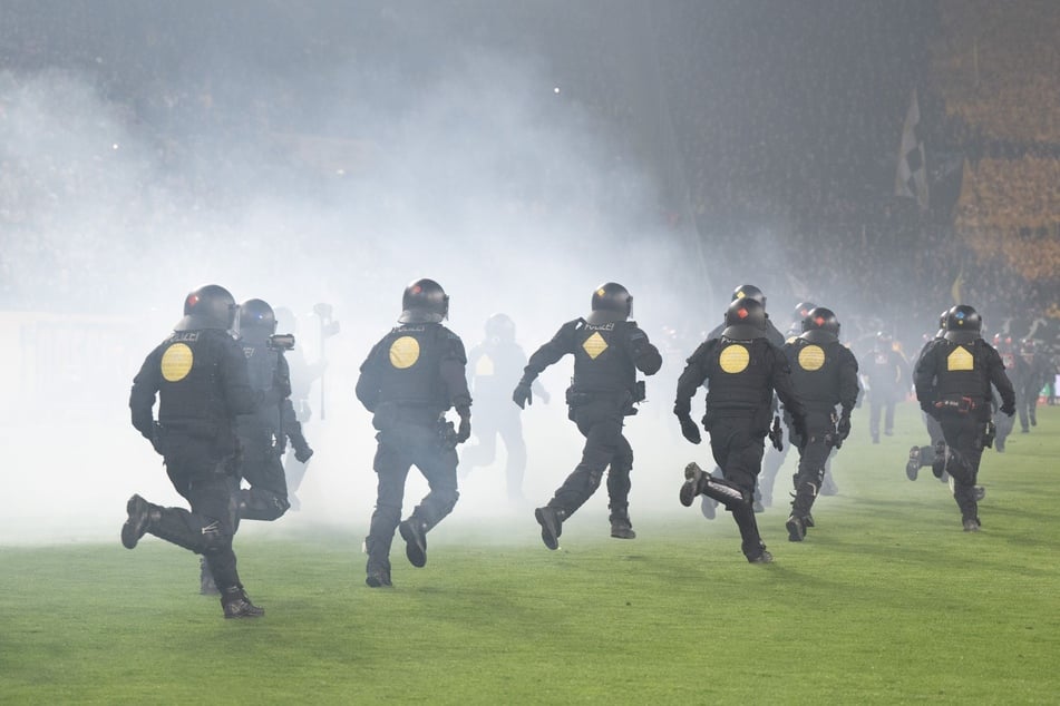 Erst nach dem Aufmarsch der Polizei begaben sich die Fan-Gruppierungen wieder in ihre jeweiligen Blöcke.