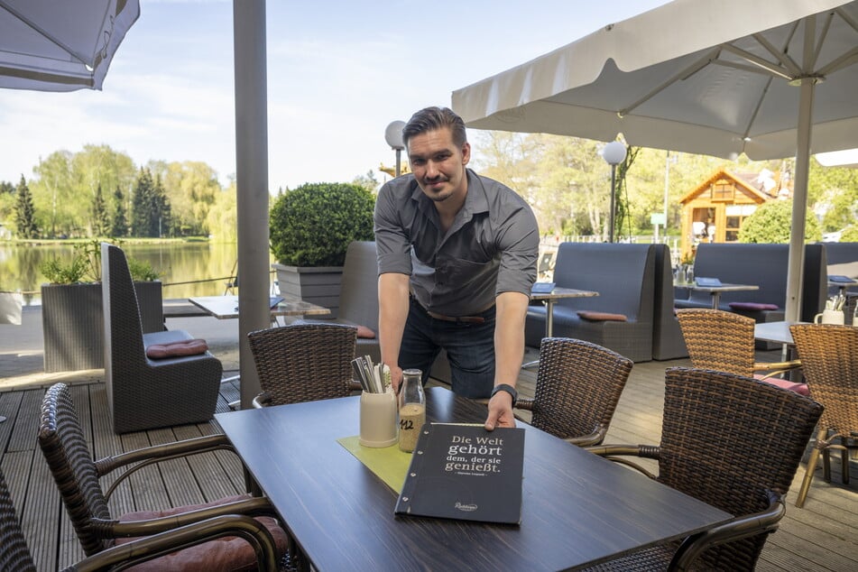 Restaurantleiter der Pelzmühle, Robert Köhler (34), stellt Besteck und Karte bereit.