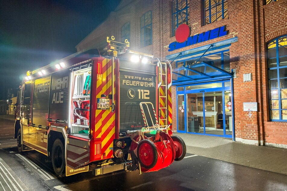 In der Nacht auf Dienstag brannte es im Lagerraum des Simmel-Marktes in Aue. Die Feuerwehr rückte an.