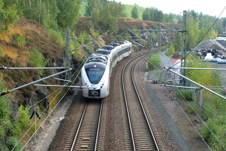 Ein Zug der Mitteldeutschen Regiobahn kollidierte nahe dem Haltepunkt Muldenhütten mit einer Person. (Archivbild)