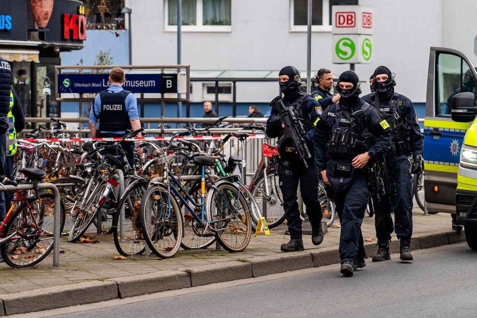 Die Polizei war auch mit schwer bewaffneten Einsatzkräften vor Ort.
