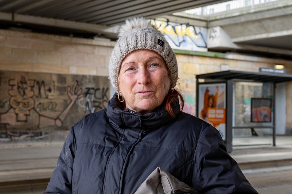 Elke Dylong (70) wünscht sich für die Tauben ein schöneres Leben und hofft, dass eine Lösung am Bahnhof Mitte gefunden wird.
