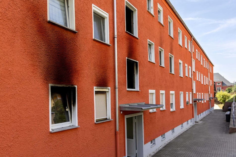 Die Wohnungen sind stark verrußt und derzeit unbewohnbar.