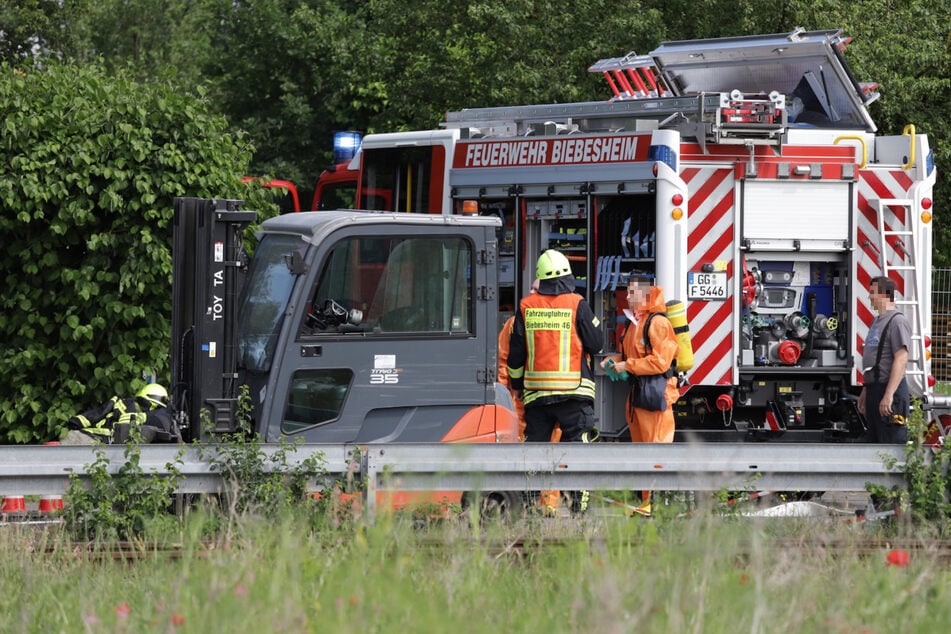 Die Polizeibeamten kontrollierten den Gefahrguttransport auf der Otto-Hahn-Straße in der südhessischen Gemeinde Biebesheim am Rhein.