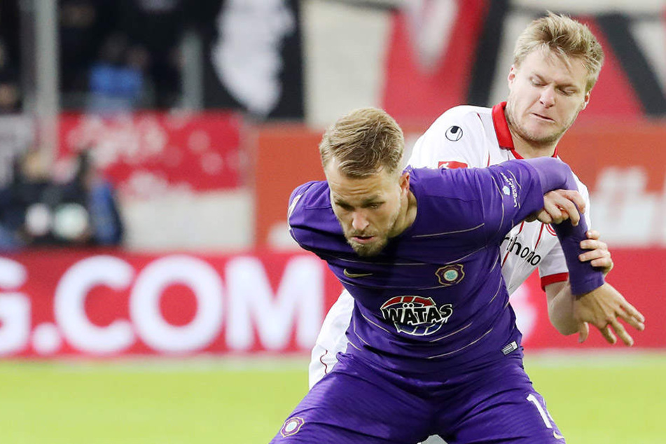 Pascal Köpke (vorn) schirmt den Ball vorm Düsseldorfer Jean Zimmer ab.