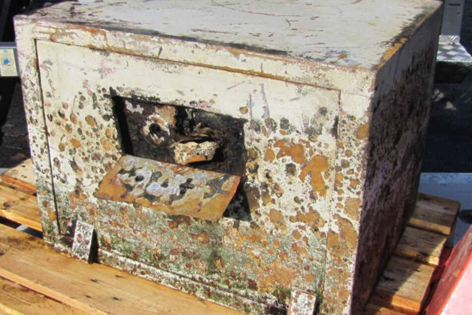 Aus dem Schlamm wurde dieser verschlossene Tresor geborgen.
