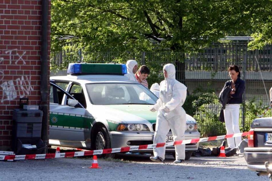 Beamte der Spurensicherung der Polizei arbeiten auf der Theresienwiese an einem Tatort, an dem zuvor die Polizeibeamtin Michele Kiesewetter getötet und der Polizist Martin A. schwer verletzt wurde. (Archivbild)
