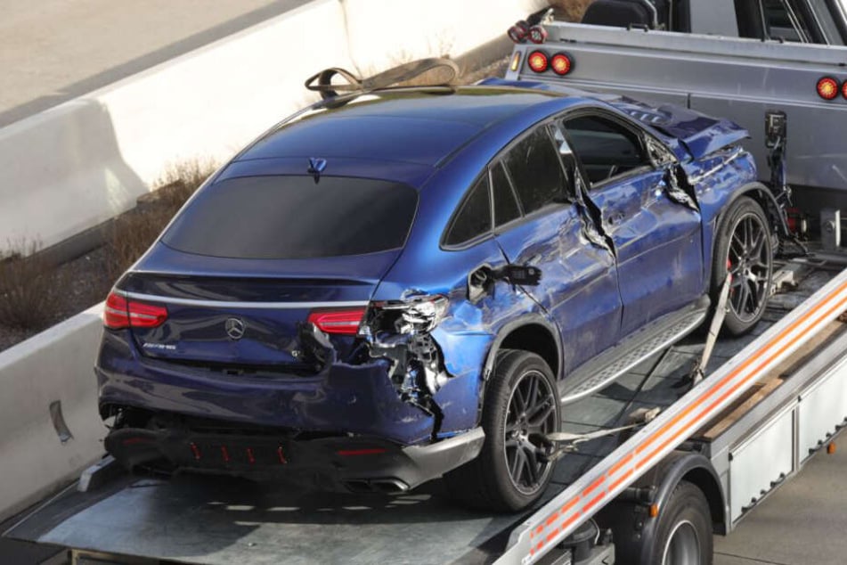 Unfall auf A4 Richtung Dresden. Hier der völlig zerbeulte Mercedes GLE.