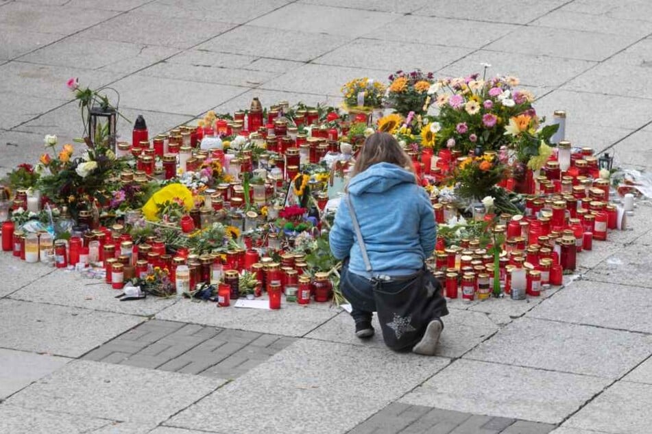 Nach der Tat hatten Trauernde zahlreiche Kerzen am Tatort entzündet und Blumen abgelegt.