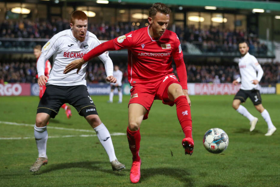 Verls Patrick Choroba (l.) im Kampf um den Ball mit Marcus Ingvartsen (r.) aus Berlin.